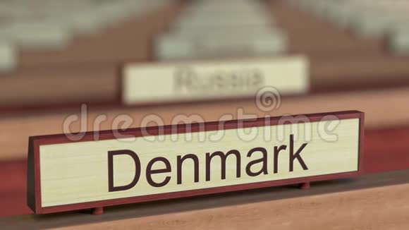 丹麦国际组织不同国家牌匾之间的名称标志视频的预览图