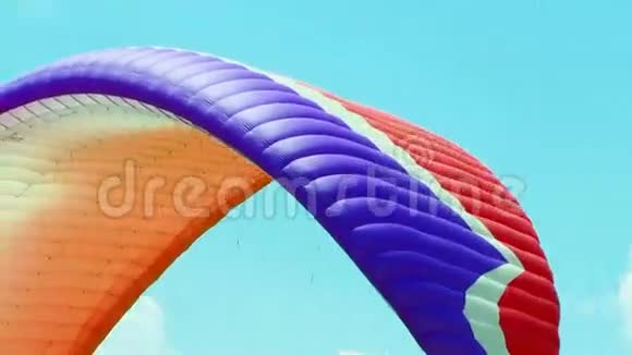 滑翔伞飞越绿山视频的预览图
