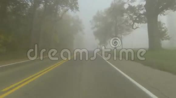 从一个角度出发穿过雾沿乡村道路行驶视频的预览图