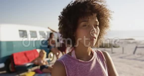 站在沙滩上看远处4k的年轻女子视频的预览图