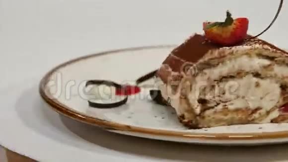 草莓蛋糕草莓短蛋糕一块奶油巧克力蛋糕放在心形盘子里上面是心形的视频的预览图