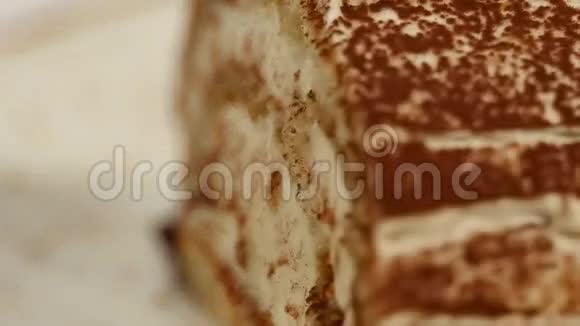 草莓蛋糕草莓短蛋糕一块奶油巧克力蛋糕放在心形盘子里上面是心形的视频的预览图