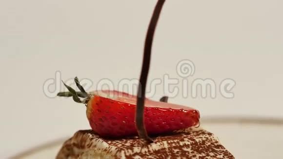 一片草莓放在白色的香草奶油里草莓切片贴紧把草莓绉蛋糕切片视频的预览图