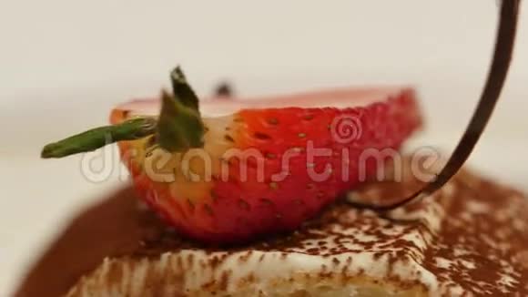 一片草莓放在白色的香草奶油里草莓切片贴紧把草莓绉蛋糕切片视频的预览图