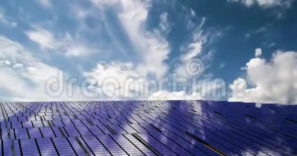 太阳能电池板在美丽的阴天时间圈视频的预览图