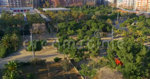 巴塞罗那阳光明媚的一天屋顶俯视琼米罗公园4k西班牙视频的预览图