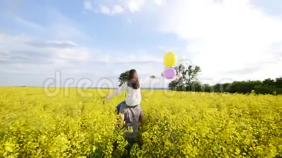 带着气球的女孩在田里奔跑视频的预览图