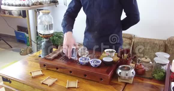 酿造中国茶在陶瓷盖湾期间的茶道特写盖万和其他茶道工具视频的预览图