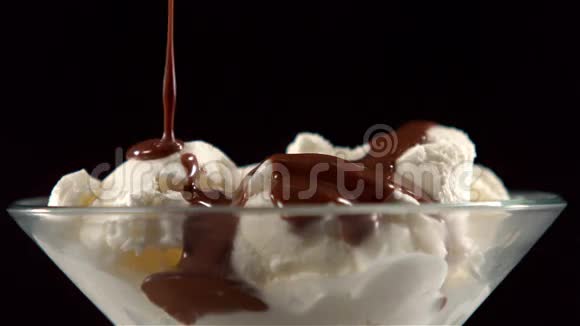 巧克力酱倒在冰淇淋上视频的预览图