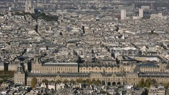 巴黎卢浮宫的空中拍摄左右慌张白天视频的预览图