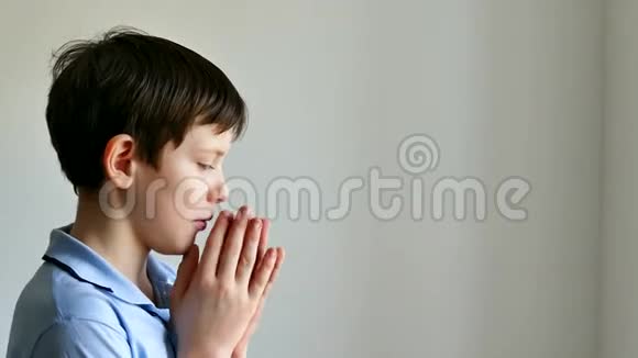 少年男孩祈祷上帝的信仰视频的预览图