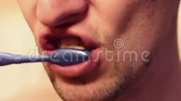 男人用牙刷刷牙视频的预览图
