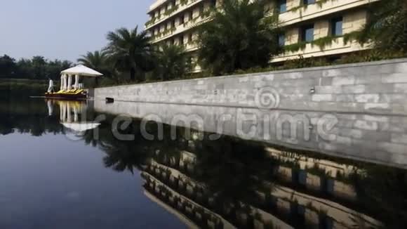 酒店游泳池上锁的镜头视频的预览图