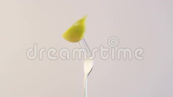 叉子与柠檬在杏仁背景视频的预览图