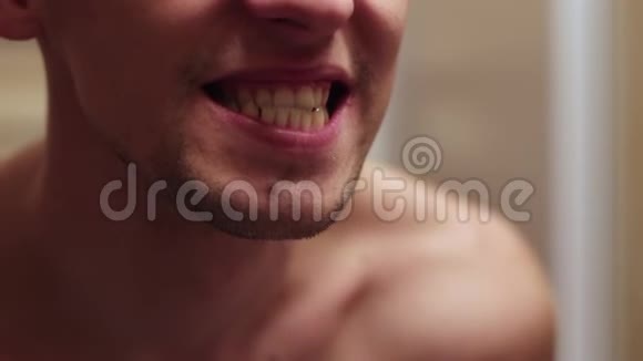 男人用牙刷刷牙视频的预览图