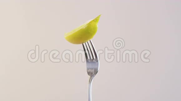 叉子与柠檬在杏仁背景视频的预览图