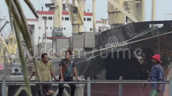 港口码头和JTY亚洲搬运工背着大船的麻袋视频的预览图