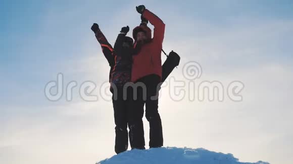团队合作团体男冬雪山团队游客欢乐成功成就举起手欢乐目标视频的预览图