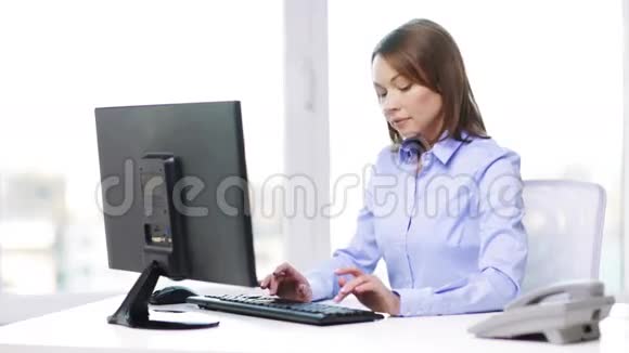 忙碌的女商人有电话和电脑视频的预览图
