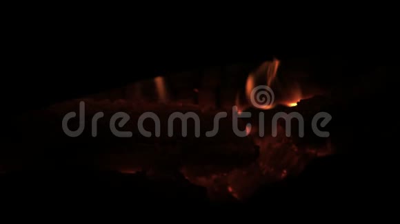 燃烧的木头燃烧的木头燃烧的原木燃烧的原木在大火中燃烧得很近燃烧着的木头燃烧着视频的预览图