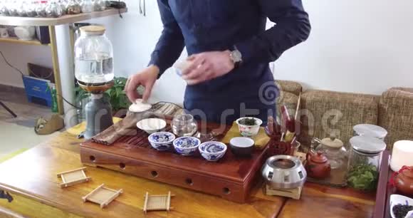 酿造中国茶在陶瓷盖湾期间的茶道特写盖万和其他茶道工具视频的预览图