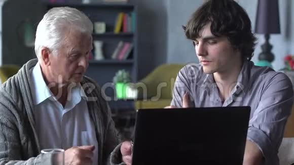 孙子教爷爷如何使用笔记本电脑视频的预览图