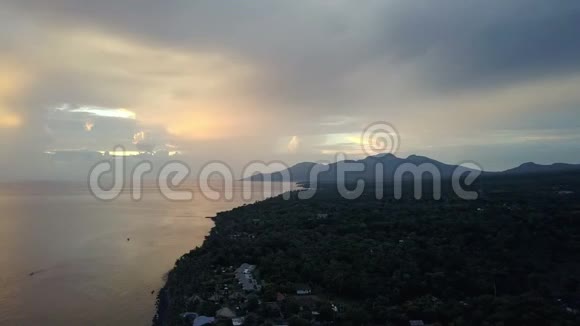 佩穆特兰从无人驾驶飞机石头海岸和山在日落印度尼西亚巴厘视频的预览图