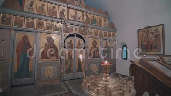 在东正教教堂的图标平衡的酷和电影计划视频的预览图