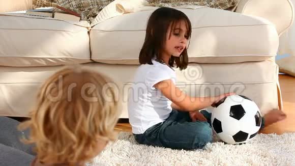 女孩和她哥哥在地毯上玩游戏视频的预览图