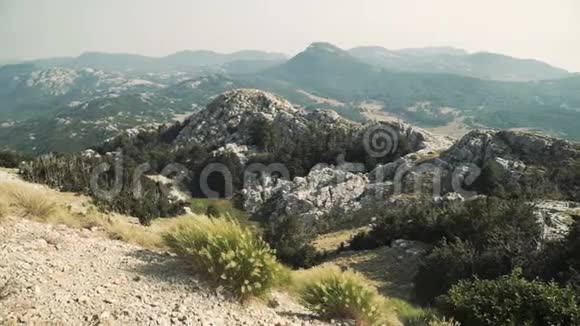 景观全景从上到山和城市黑山视频的预览图