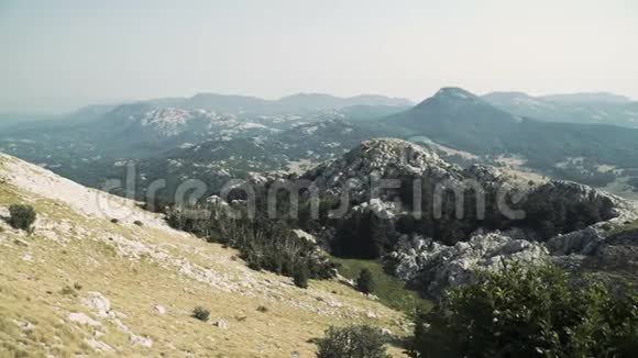 景观全景从上到山和城市黑山视频的预览图