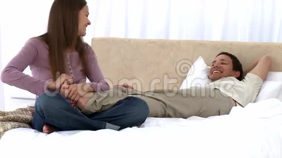 女人按摩他男朋友的脚视频的预览图