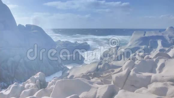猛烈的海浪冲击着黑黑的花岗岩海岸意大利卡波泰斯塔沙迪尼亚视频的预览图