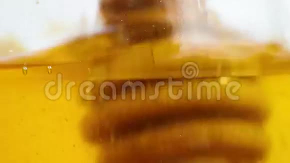 用木制蜂蜜打开蜂蜜罐作为背景视频的预览图