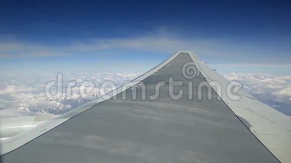 在云中乘客机飞越群山的美景视频的预览图