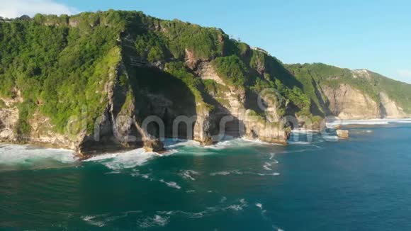 巴厘岛有岩石和海洋的神奇悬崖空中景观视频的预览图