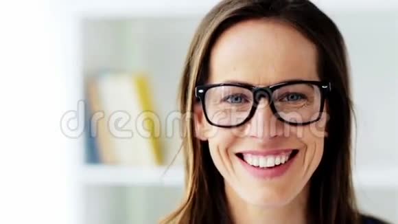戴眼镜的中年妇女微笑的脸视频的预览图