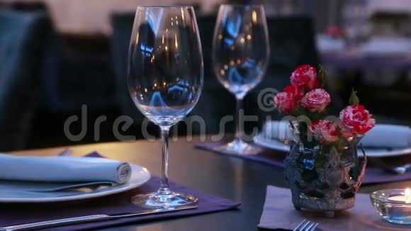 豪华餐厅餐桌布置配有红玫瑰视频的预览图
