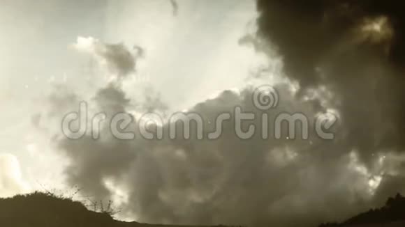 一个骑自行车的人在山上的风暴云背景下视频的预览图