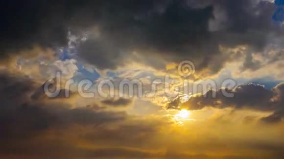 云层覆盖日落的时间流逝视频的预览图