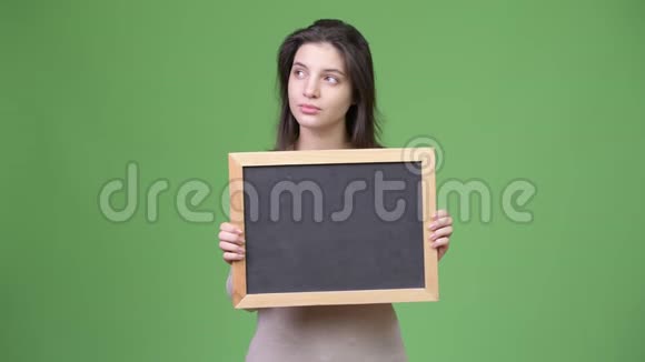 年轻美女拿着黑板思考视频的预览图