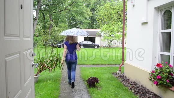 女雨伞车视频的预览图