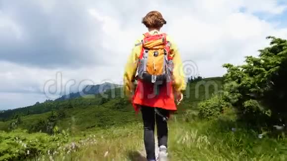 在山上的女徒步旅行者视频的预览图