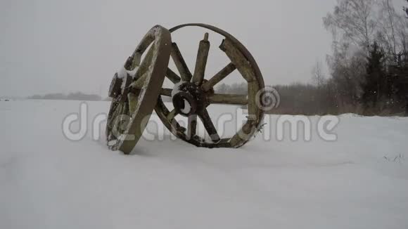 雪中两个古董木轮时间流逝4K视频的预览图