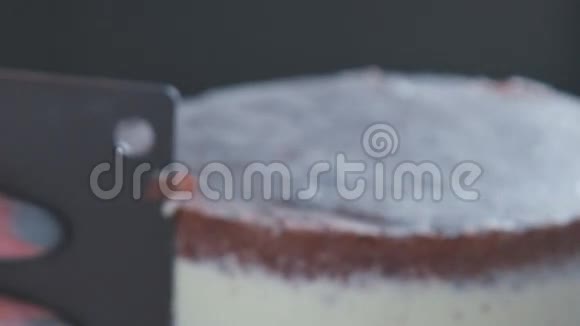 糖果蛋糕旋转并去除多余的奶油视频的预览图