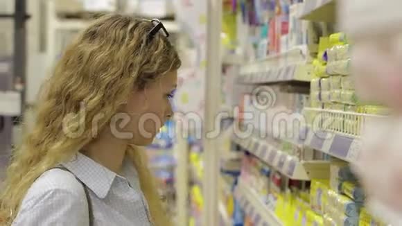 年轻女子在超市挑选婴儿用品视频的预览图