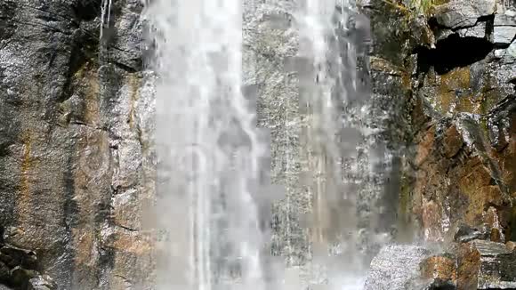 流动的水和石头视频的预览图