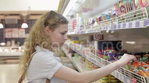 年轻女子在超市挑选婴儿用品视频的预览图