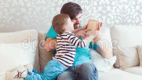 爸爸和儿子在客厅里视频的预览图