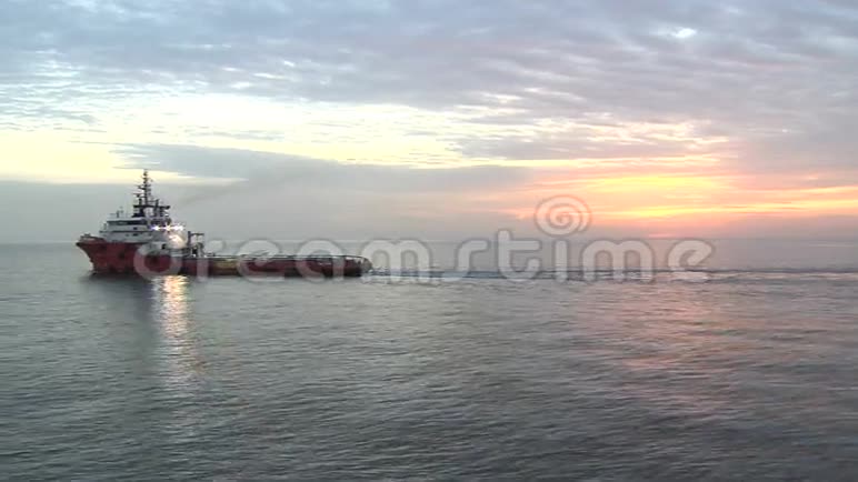 用拖船在海上日落视频的预览图